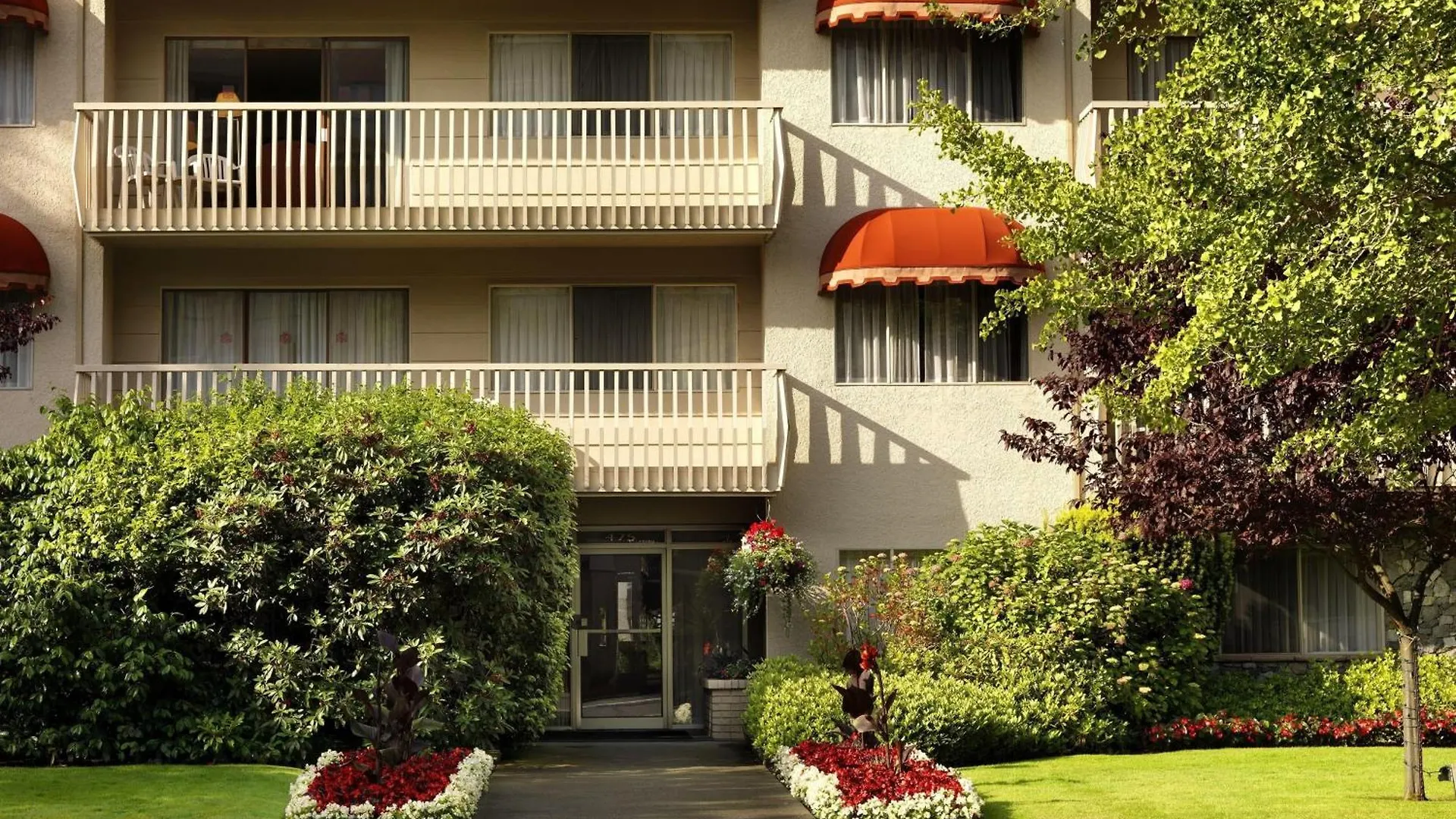 4 Airport Hotels Near Terry Fox Statue That Deliver