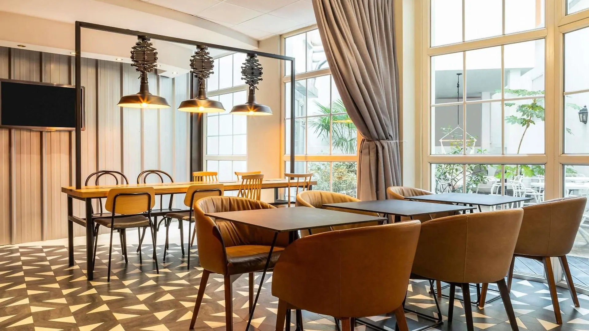 Staying Near Sacré-Cœur: 15 Ibis Hotels in Paris Compared
