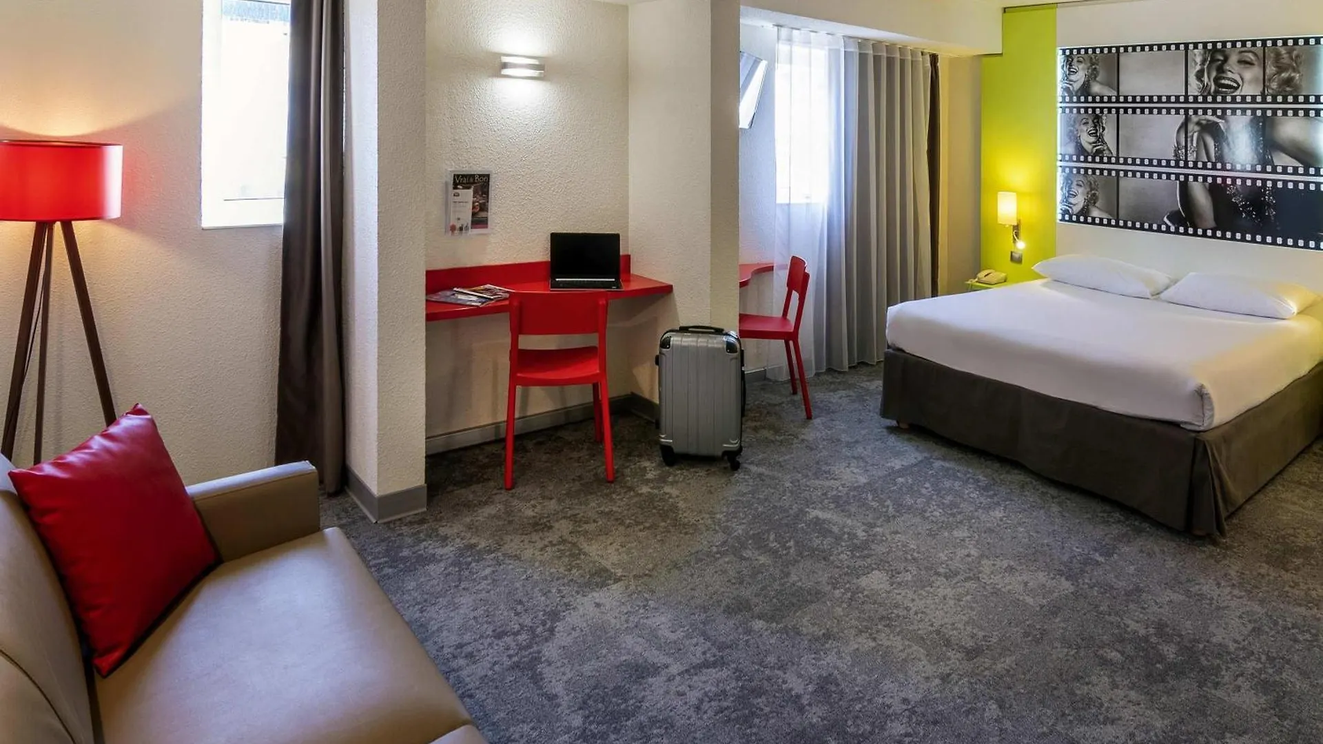 Staying Near Musée de la Castre: 12 Central Hotels Compared