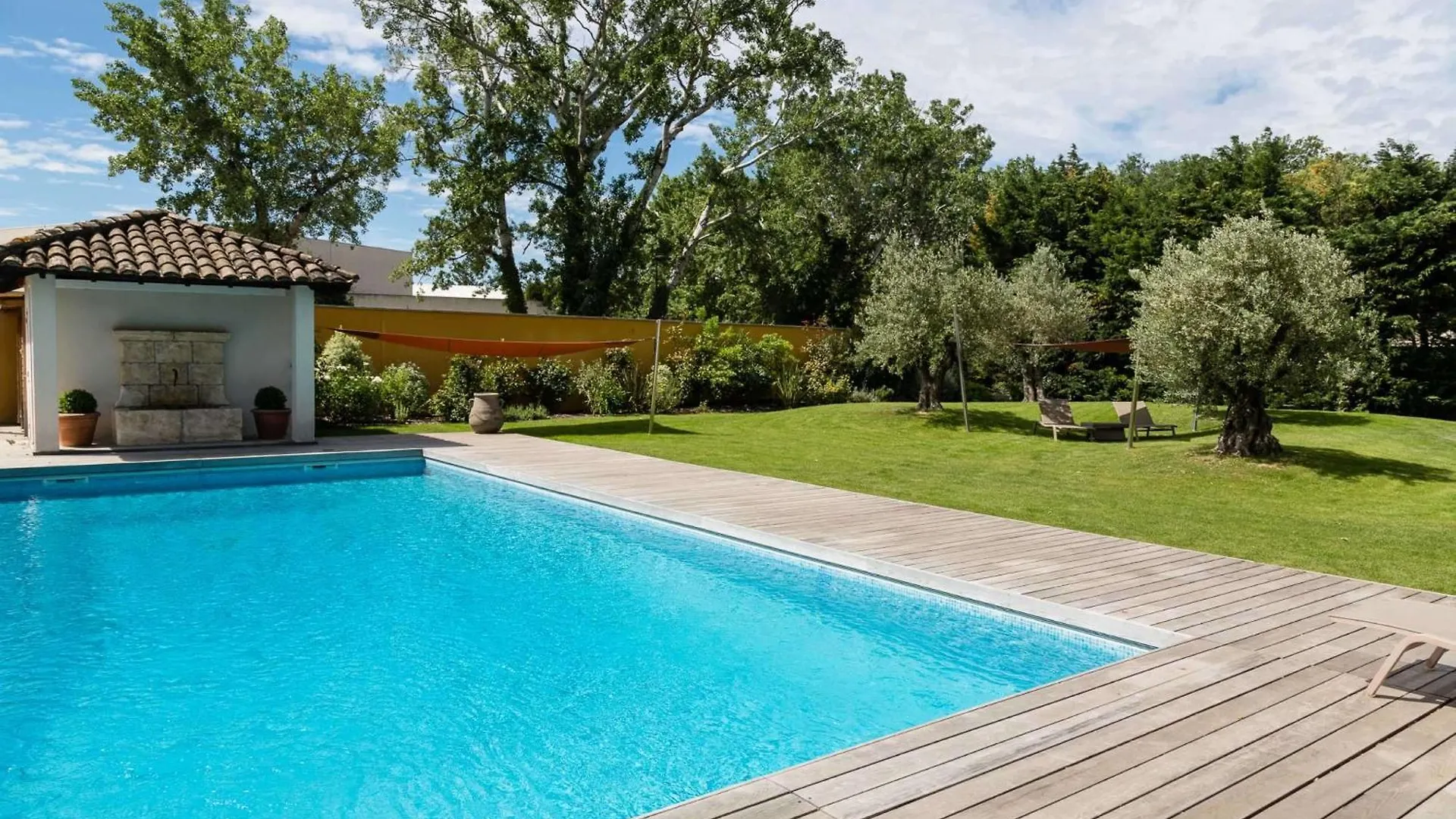 9 Airport Hotels Near Bibliothèque Isidore Rollande Worth Booking