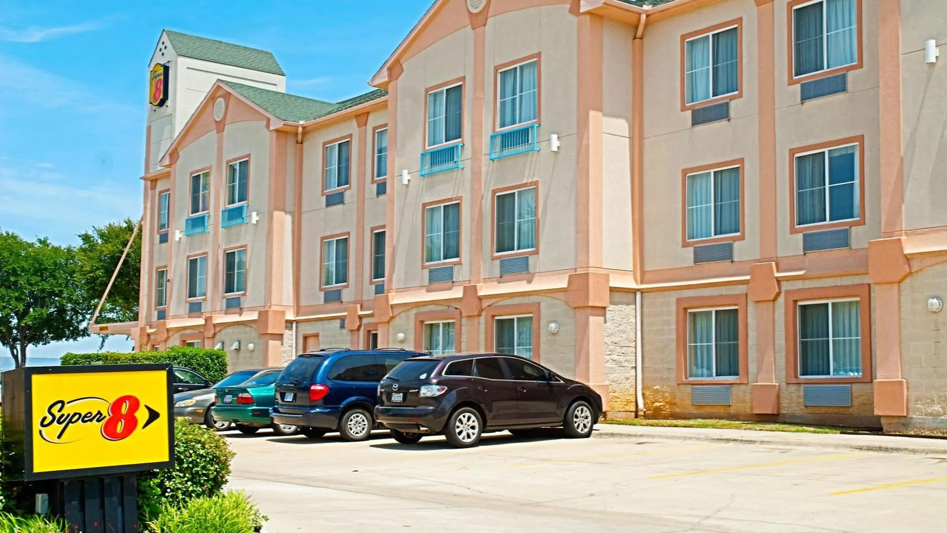 4 Smart Airport Hotels Near Jaycee Park Worth Booking