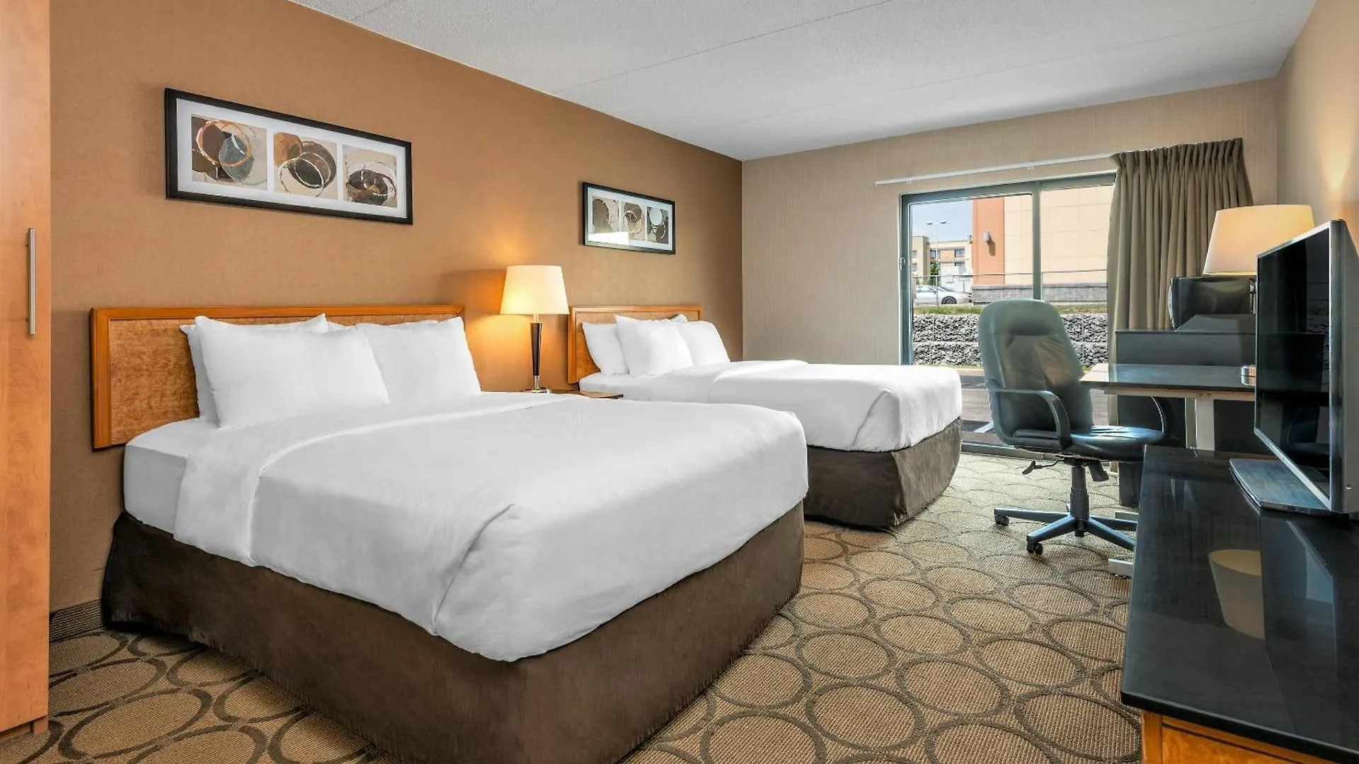 4 Smart Airport Hotels Near Saskatchewan Place to Book