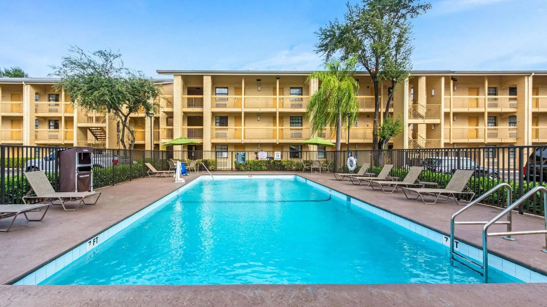 Where to Stay Near Salvadore Park: 4 Airport Hotels in Miami