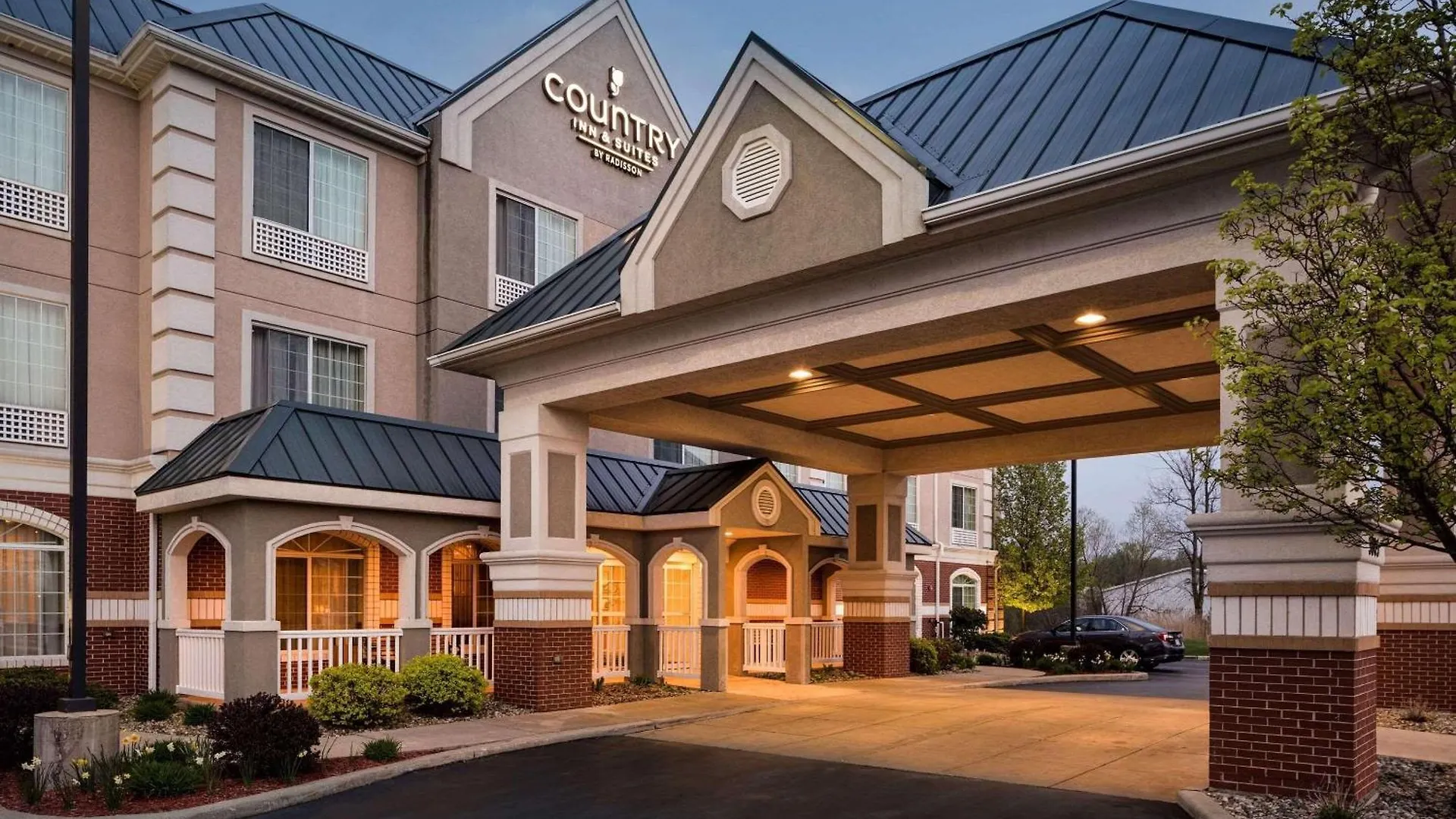 6 Country Inn & Suites Hotels Near Lake Michigan Worth Booking