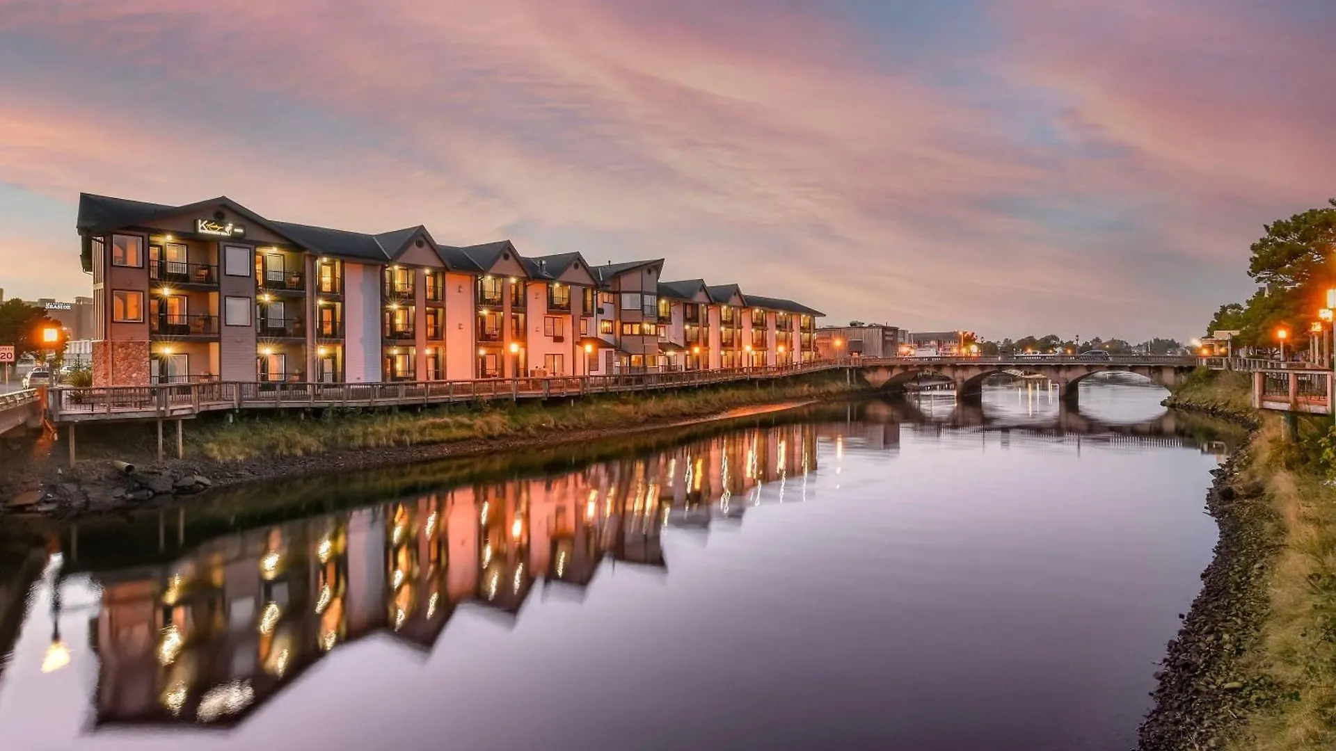 Where to Stay Near Sunset Empire Parks: 6 Central Seaside Hotels