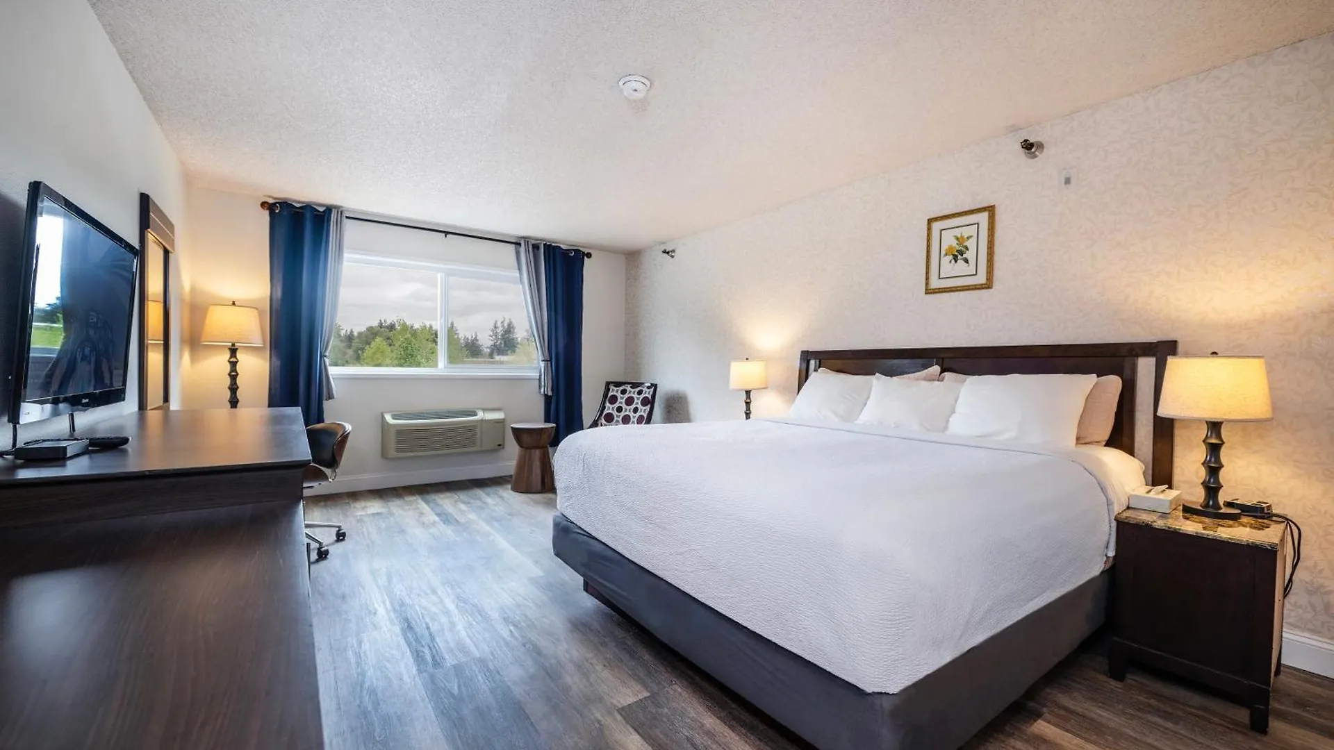 4 Top 3-Star Hotels Near Lake Forest Park Shopping Center