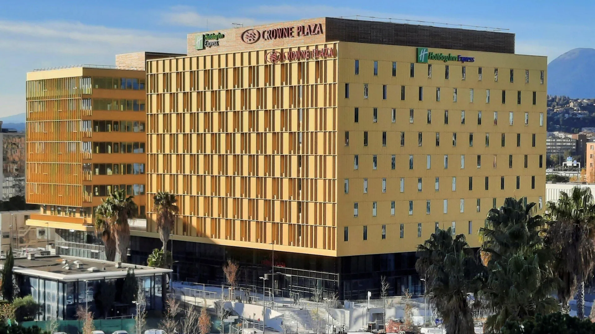 Staying In Arenas: 7 Nice Airport Hotels Compared