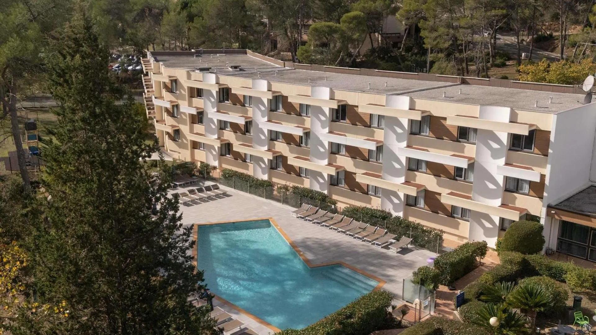 5 Resort-Style Hotels Near Musée Renoir for a Riviera Stay