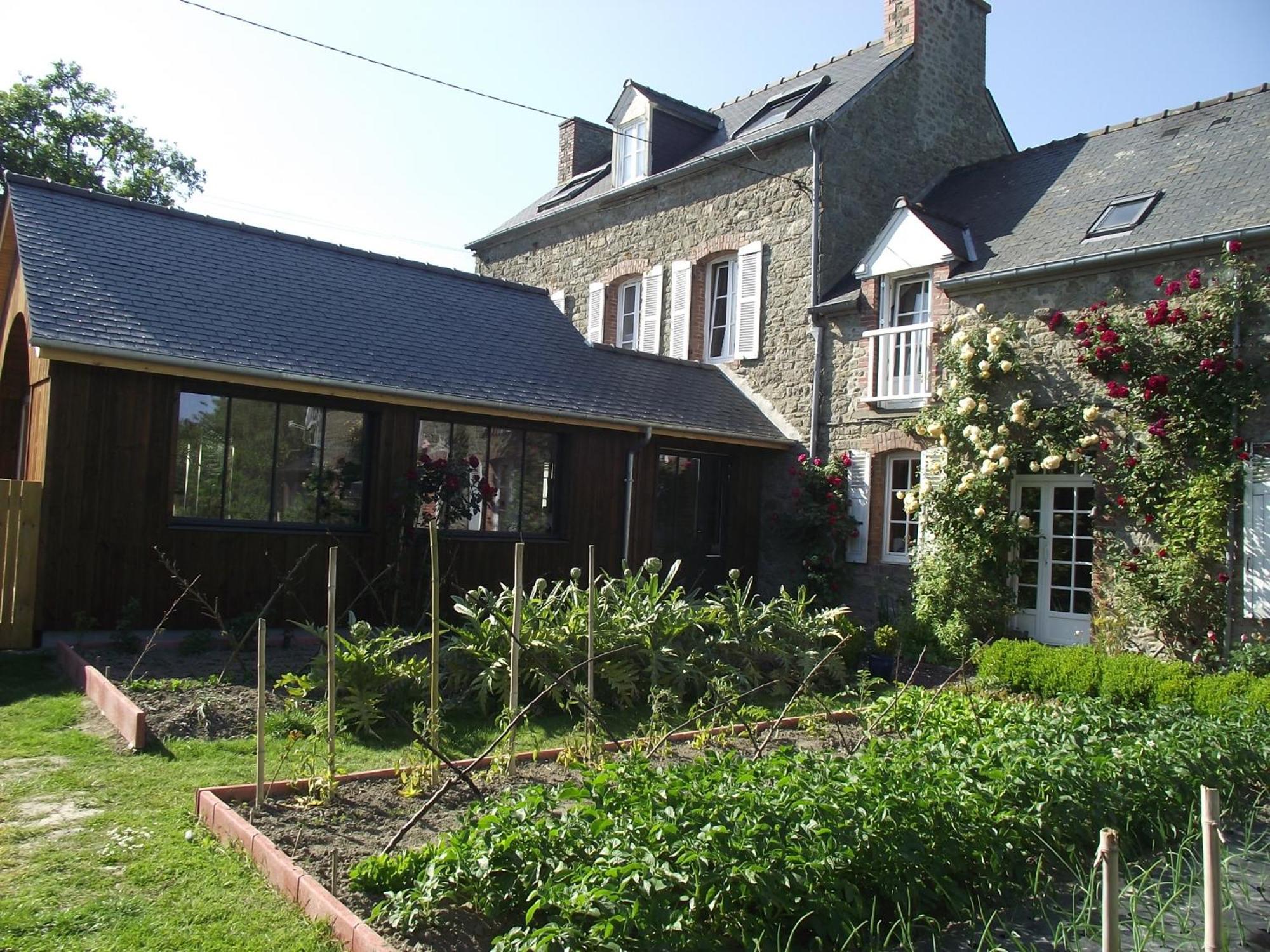 Staying Near Aéroclub de la Côte d'Emeraude: 9 Central Hotels Compared
