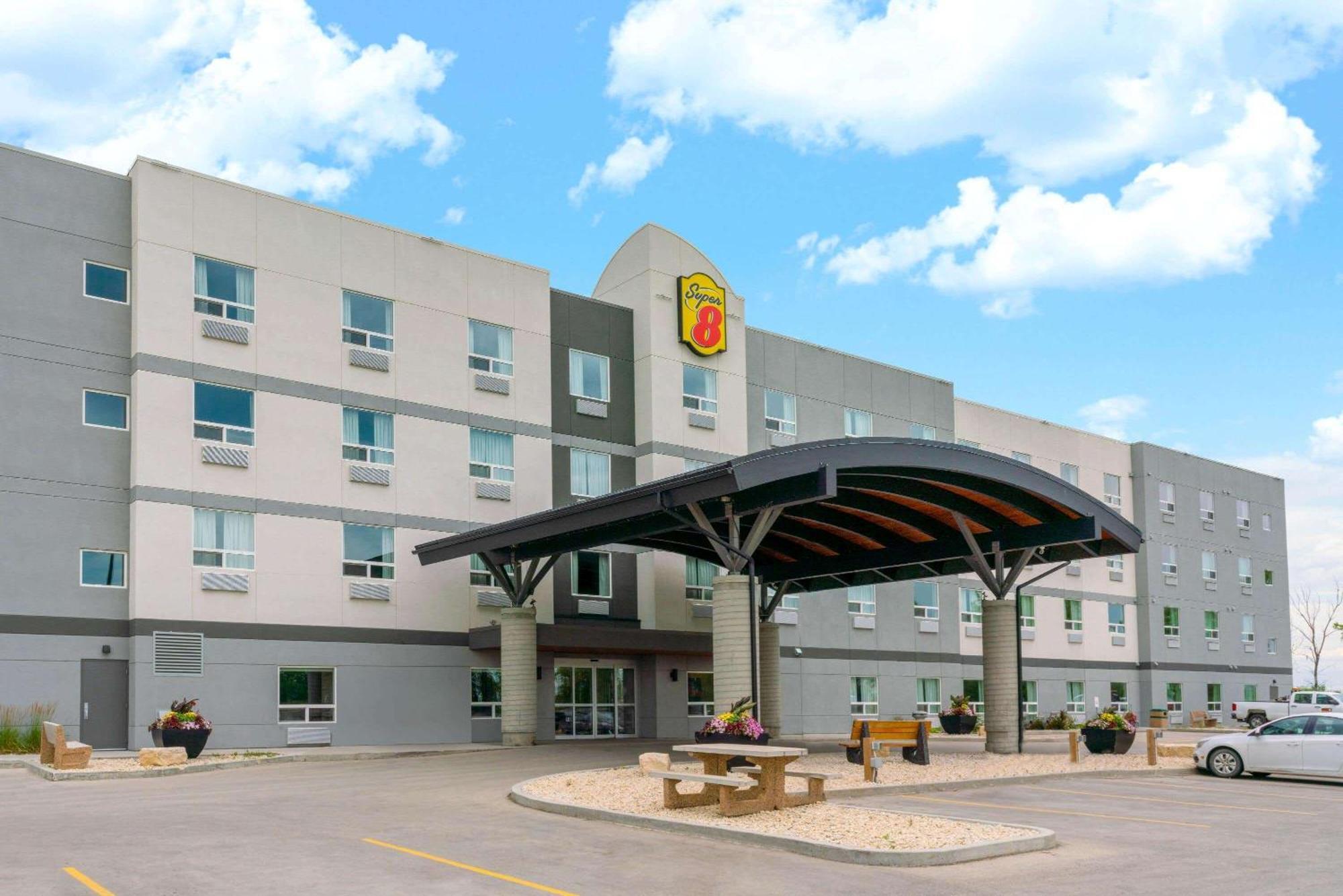 Staying Near Winnipeg City Hall: 4 Three-Star Hotels Compared