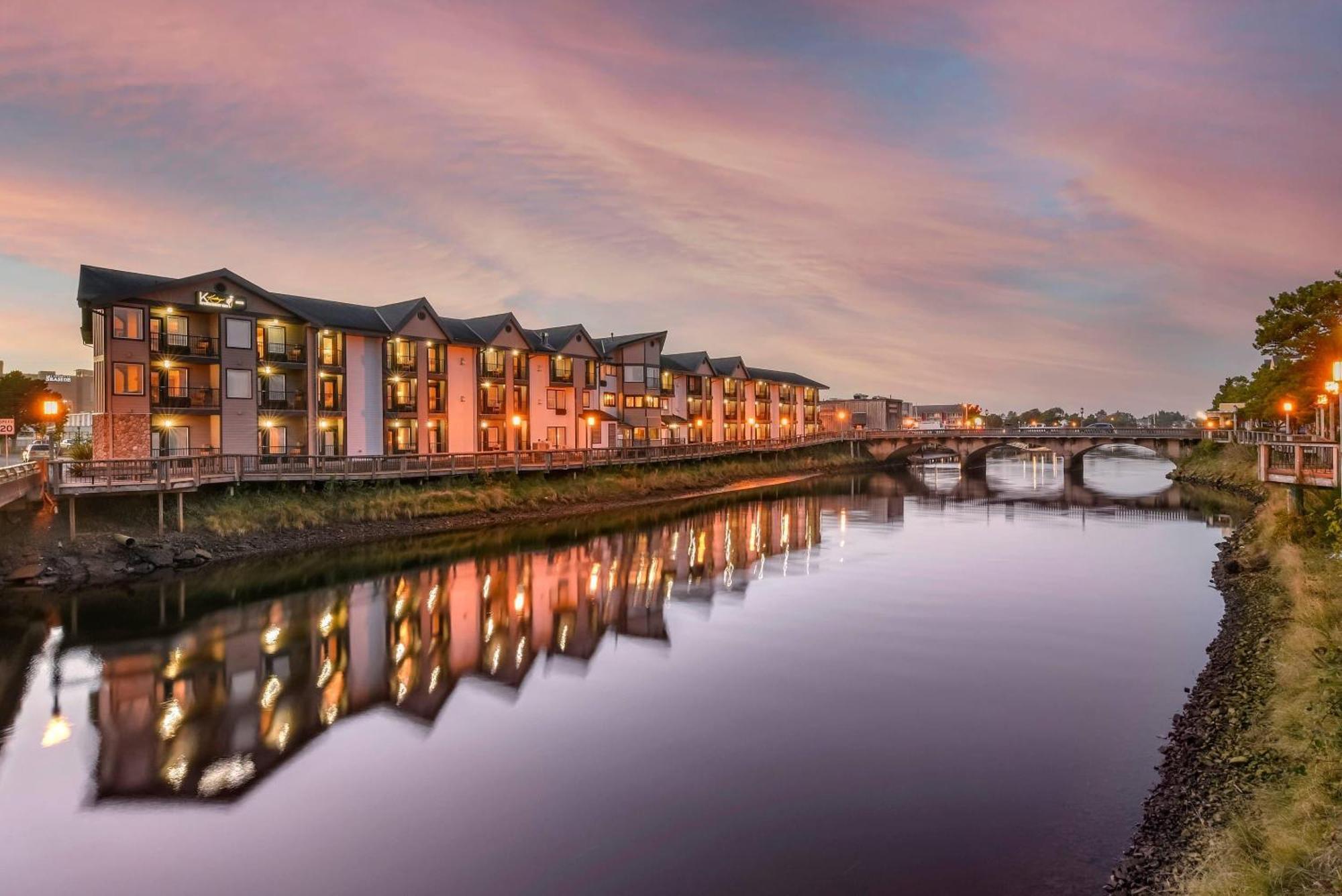 Where to Stay Near Sunset Empire Parks: 6 Central Seaside Hotels