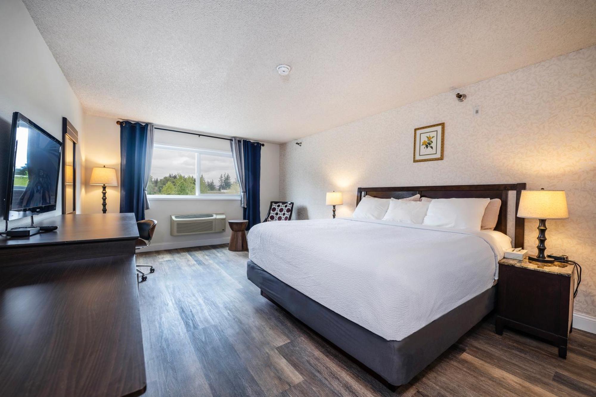 4 Top 3-Star Hotels Near Lake Forest Park Shopping Center
