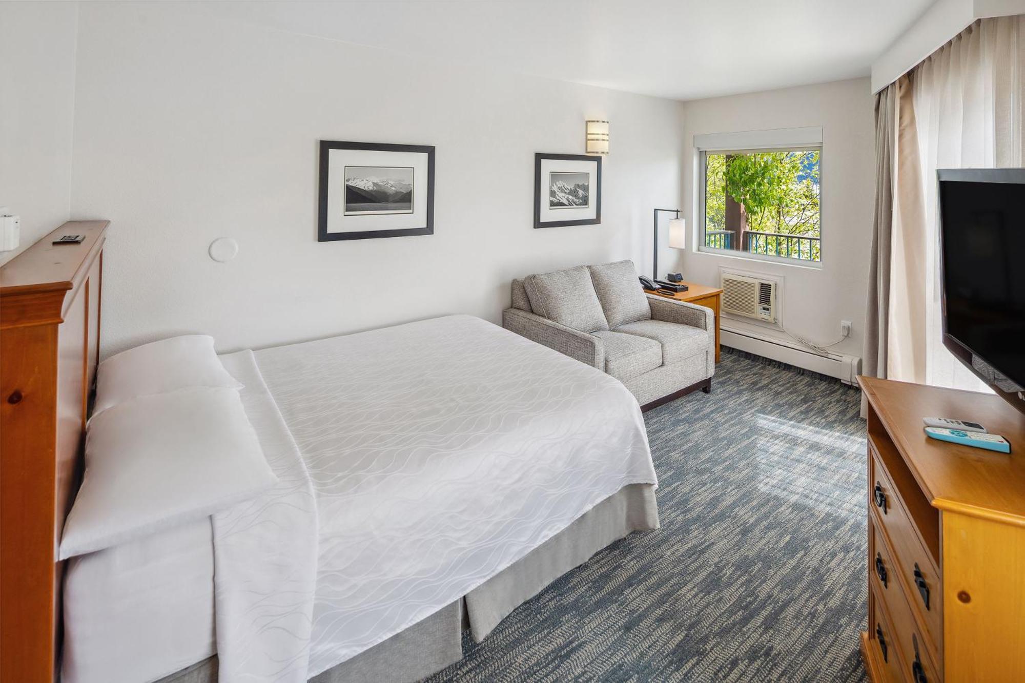 Where to Stay in Alaska: 6 Best Hotels for Couples