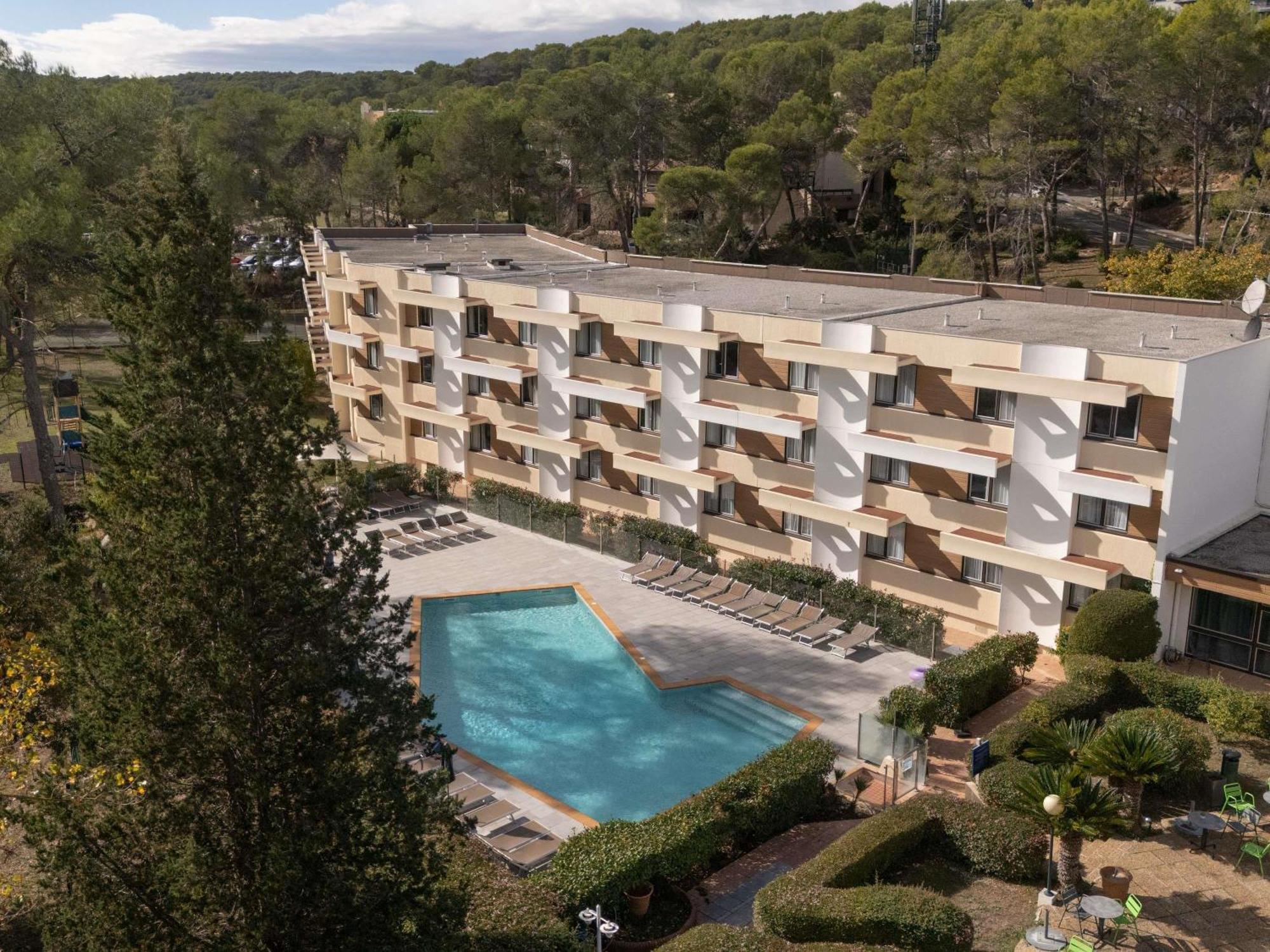 5 Resort-Style Hotels Near Musée Renoir for a Riviera Stay