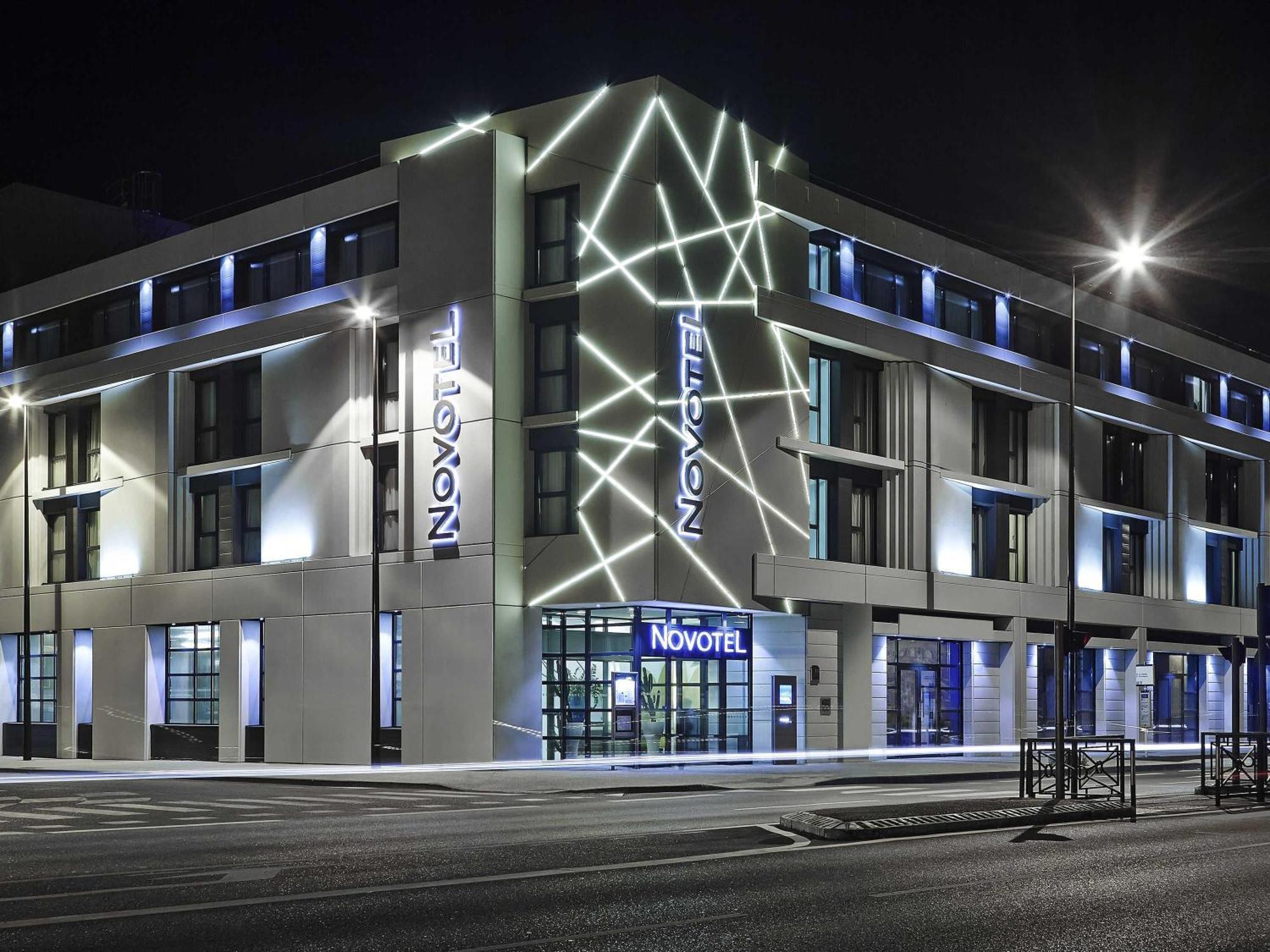 Staying Near Paroisse de Vedène: 5 Airport Hotels Compared